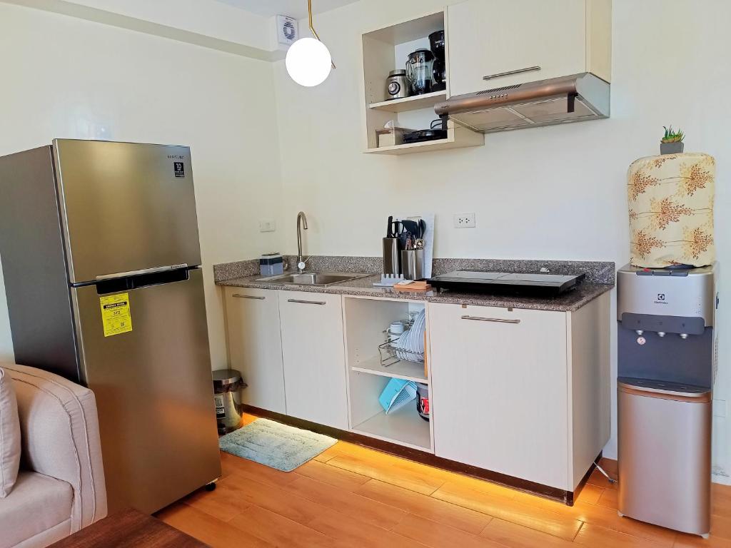 Kuchyň nebo kuchyňský kout v ubytování Spacious 36sqm Studio with 65" TV Netflix Karaoke and Pool Access Near Airport and Samal Ferry