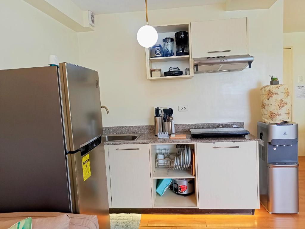 Kuchyň nebo kuchyňský kout v ubytování Spacious 36sqm Studio with 65" TV Netflix Karaoke and Pool Access Near Airport and Samal Ferry