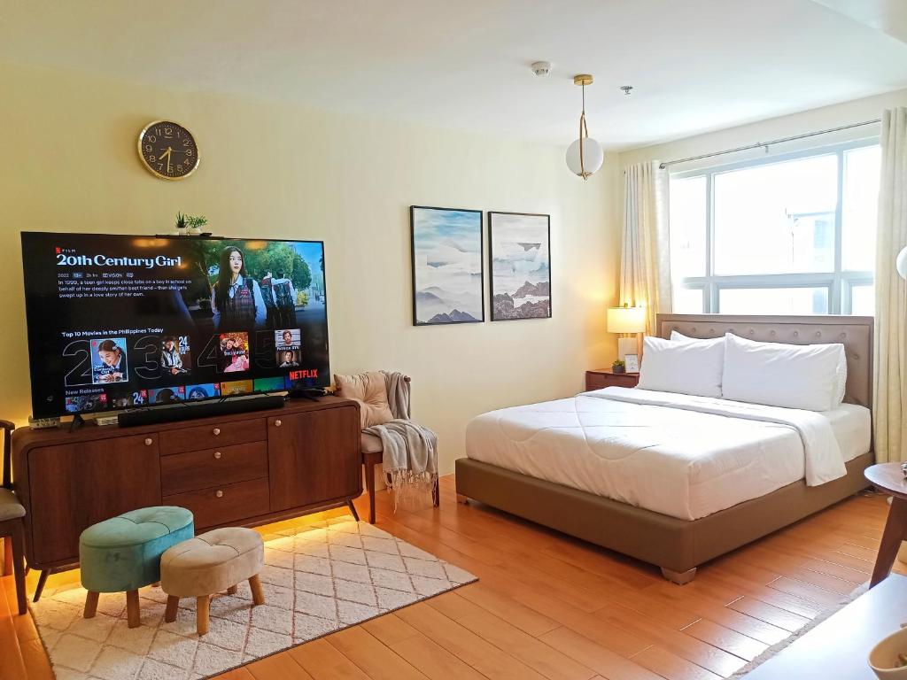 Postel nebo postele na pokoji v ubytování Spacious 36sqm Studio with 65" TV Netflix Karaoke and Pool Access Near Airport and Samal Ferry
