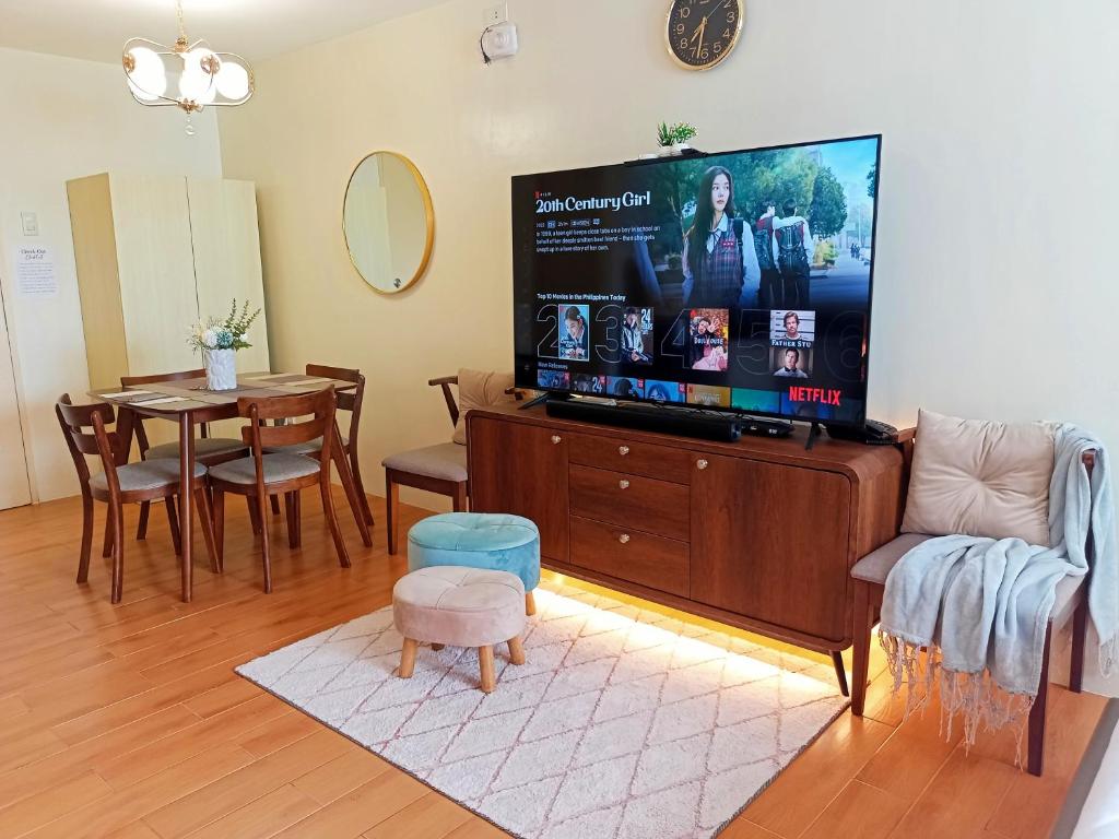 TV a/nebo společenská místnost v ubytování Spacious 36sqm Studio with 65" TV Netflix Karaoke and Pool Access Near Airport and Samal Ferry