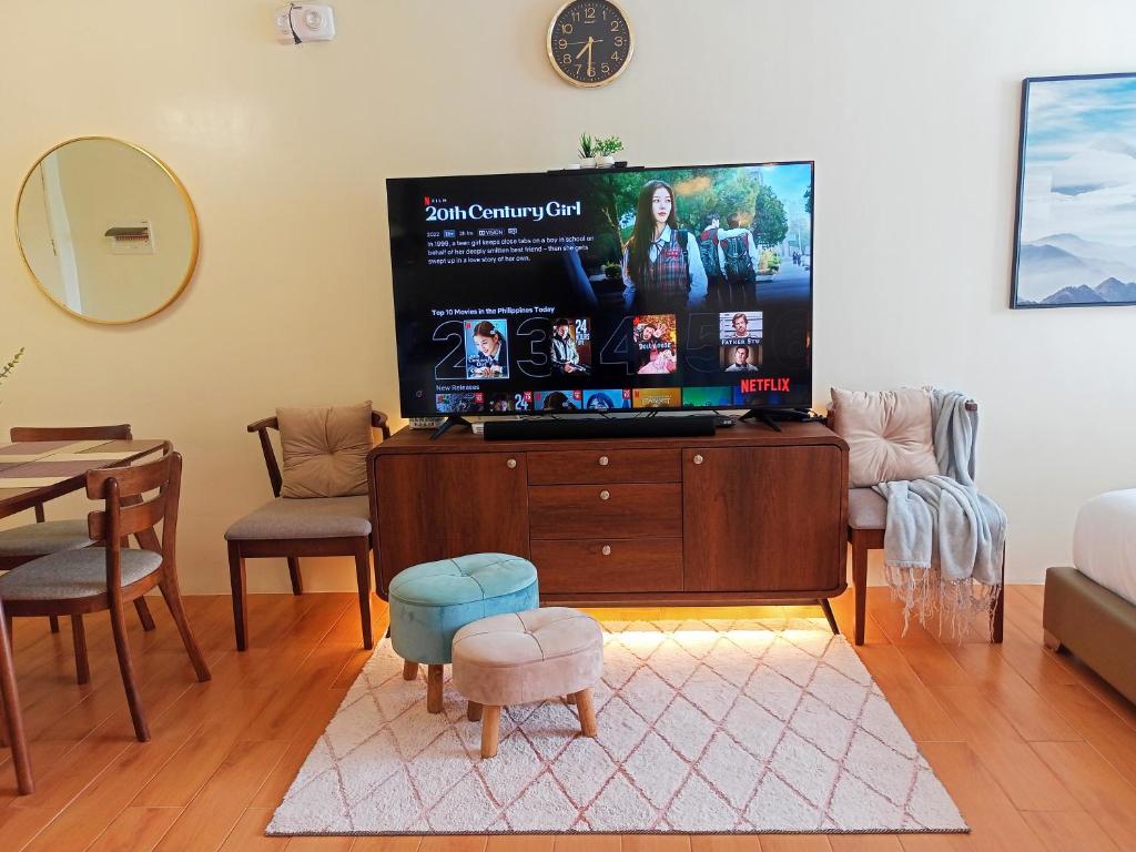 TV a/nebo společenská místnost v ubytování Spacious 36sqm Studio with 65" TV Netflix Karaoke and Pool Access Near Airport and Samal Ferry