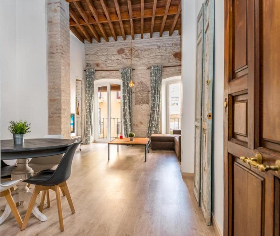 - un salon avec une table et des chaises ainsi qu'une salle à manger dans l'établissement Fatima Homes Málaga I, à Malaga