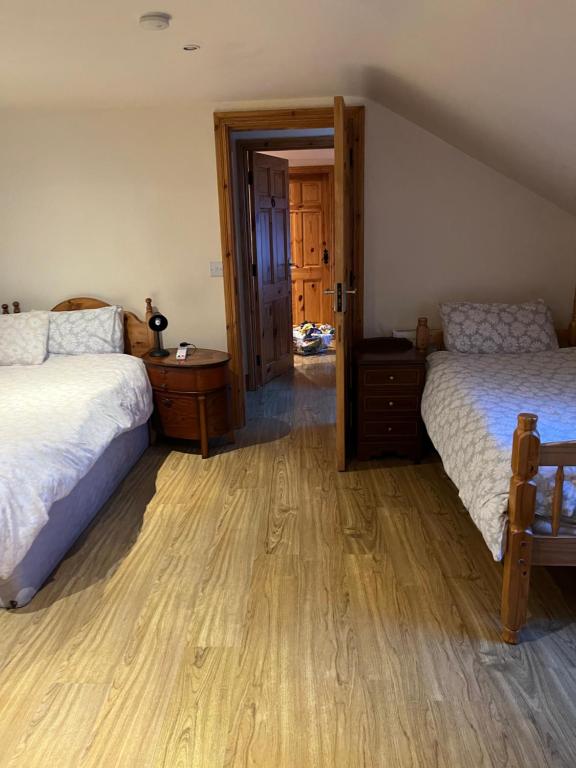 Postel nebo postele na pokoji v ubytování Doughlasha House V93RX64