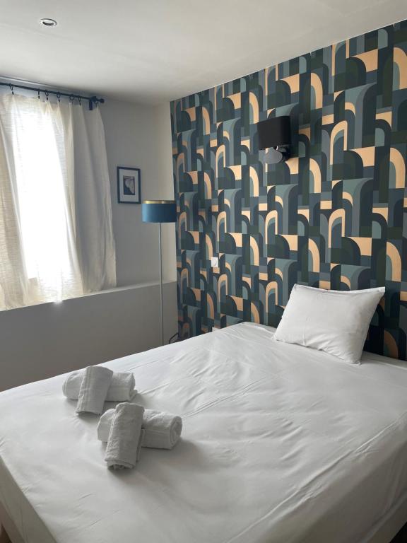 Voodi või voodid majutusasutuse Hôtel Clair de Lune toas
