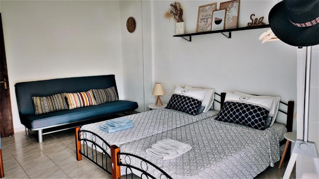 mała sypialnia z łóżkiem i kanapą w obiekcie Apartment Marina 3 w mieście Asprovalta