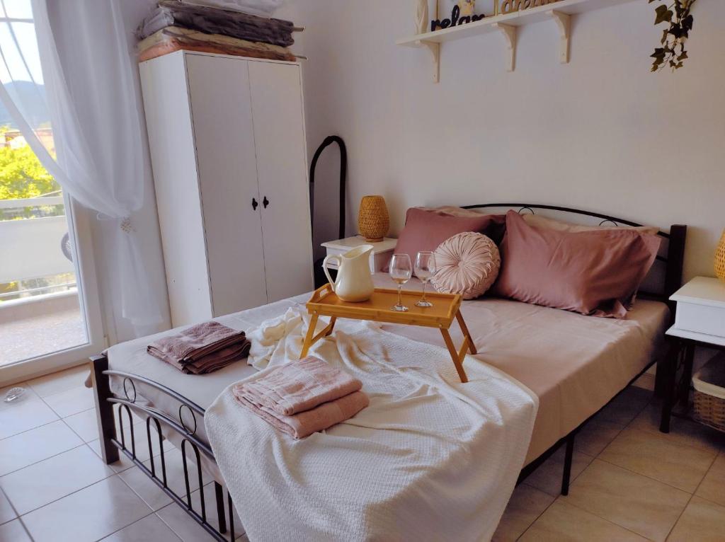 sypialnia z łóżkiem i stołem na nim w obiekcie Apartment Marina 3 w mieście Asprovalta