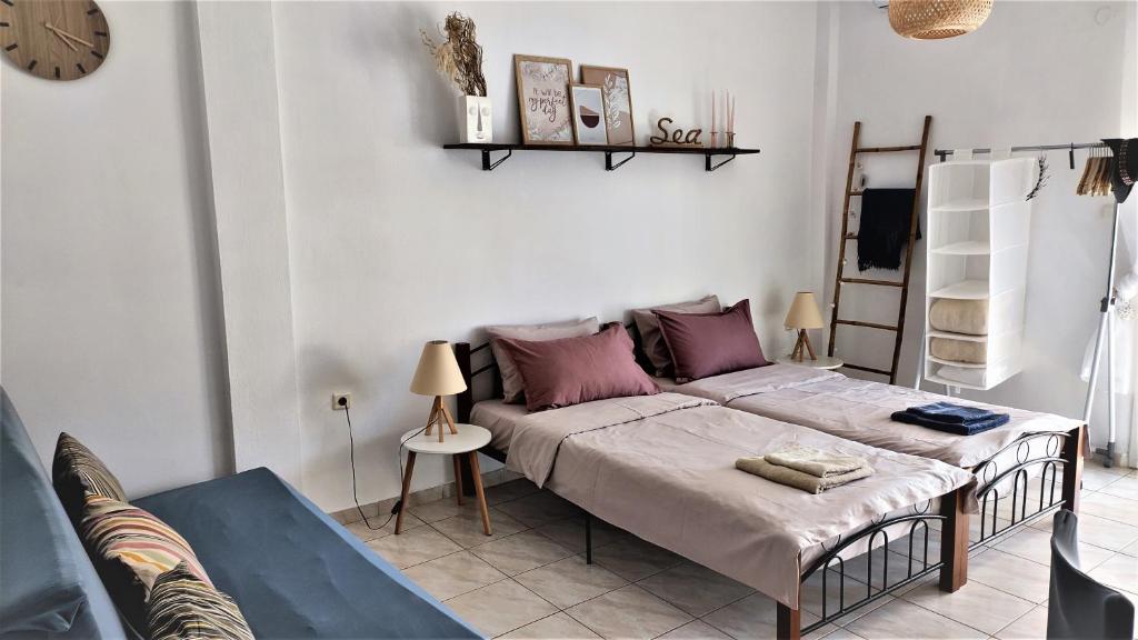 sypialnia z łóżkiem z fioletowymi poduszkami w obiekcie Apartment Marina 3 w mieście Asprovalta