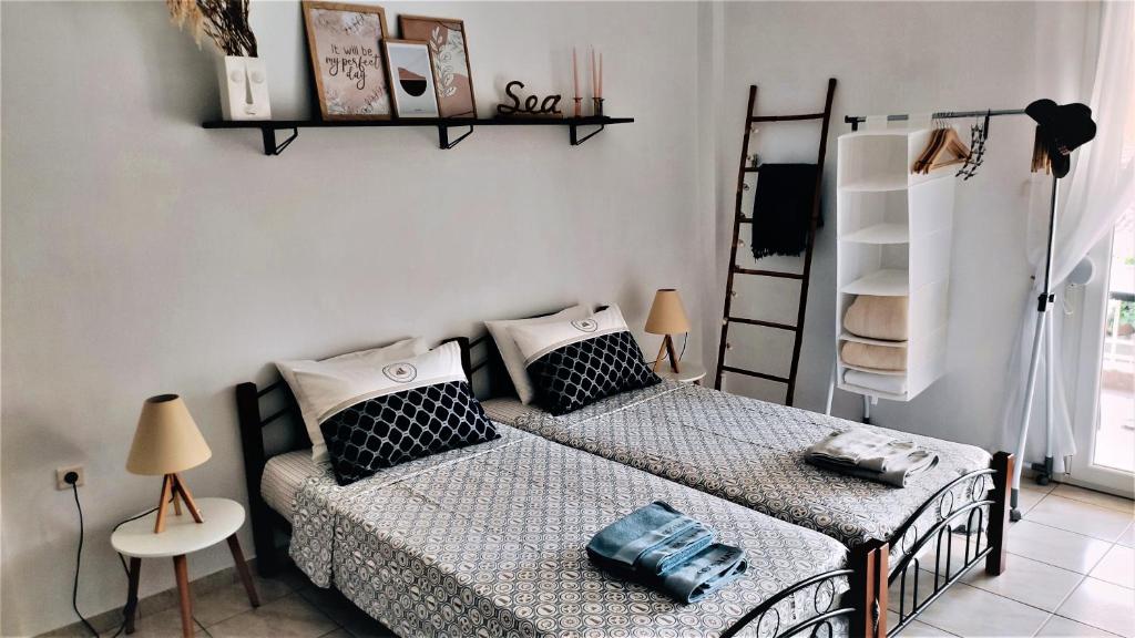 sypialnia z łóżkiem, stołem i półkami w obiekcie Apartment Marina 3 w mieście Asprovalta