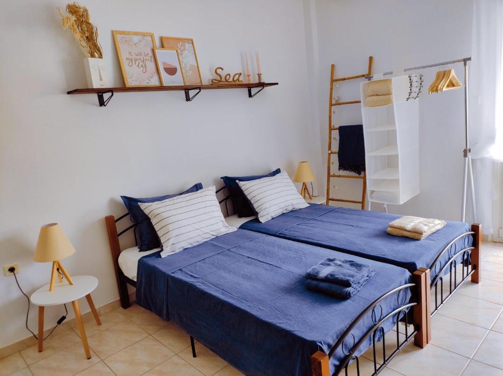 sypialnia z łóżkiem z niebieskim kocem w obiekcie Apartment Marina 3 w mieście Asprovalta