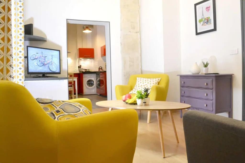 sala de estar con sillas amarillas y mesa en Apprt Top Center / 2 Chambres / 2 Salles de bain. en Montpellier