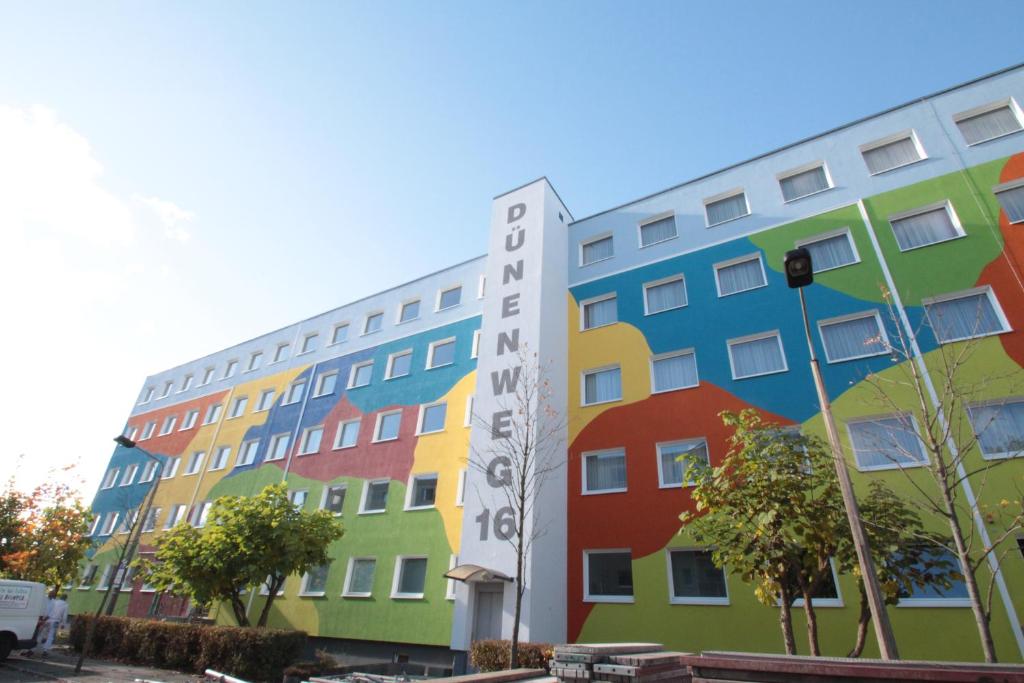 een gebouw geschilderd in verschillende kleuren bij Schlafhaus Dünenweg 16 in Heringsdorf