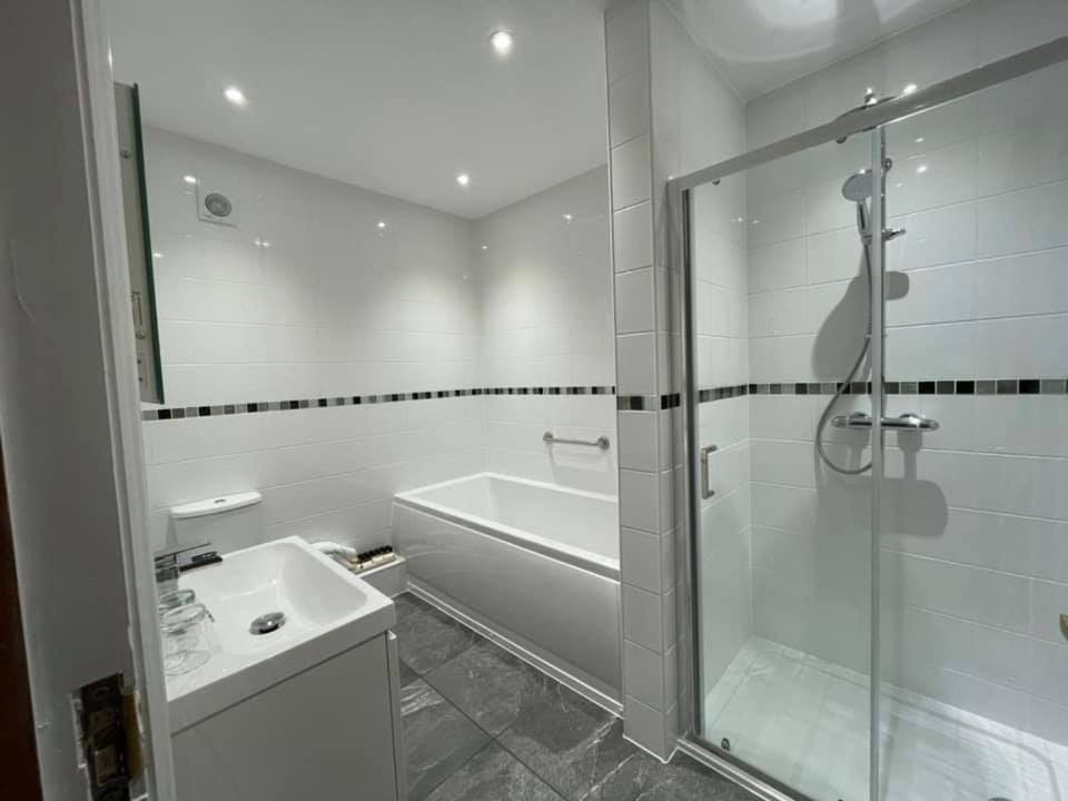 bagno con doccia, vasca e lavandino di The Hoops Inn & Country Hotel a Bideford