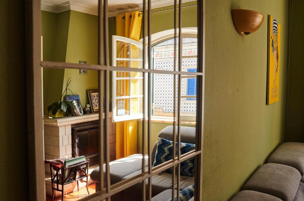 een kamer met een woonkamer met een open haard bij Ljmonade Hostel in Cascais
