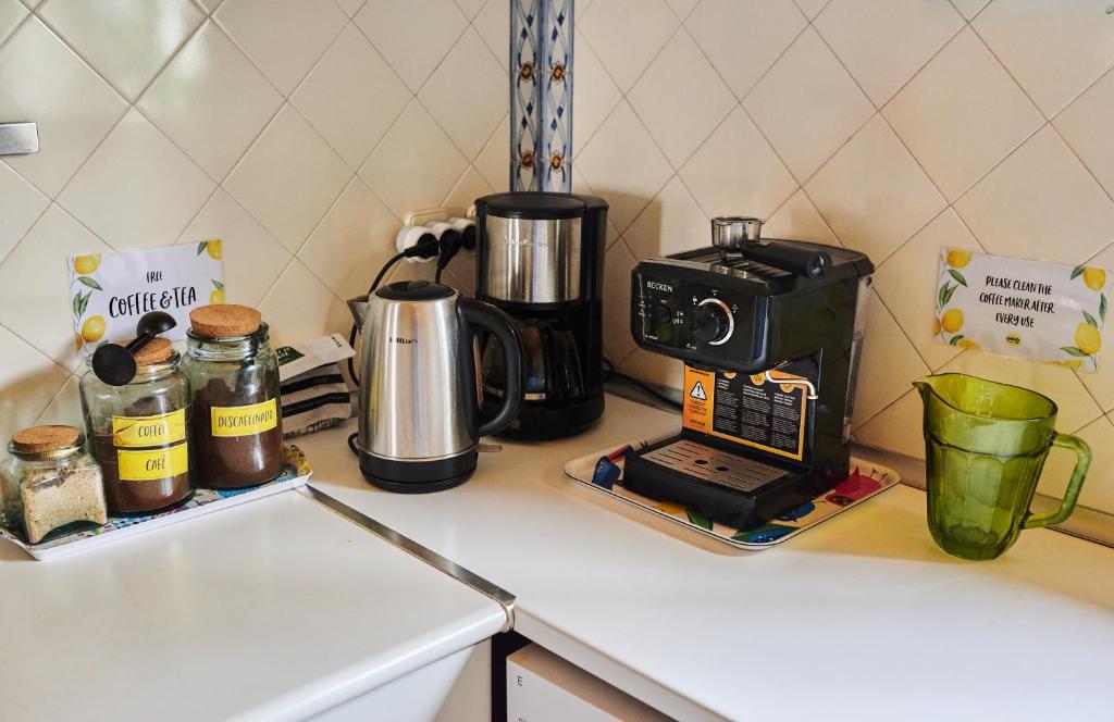 Comodidades para preparar café e chá em Ljmonade Hostel