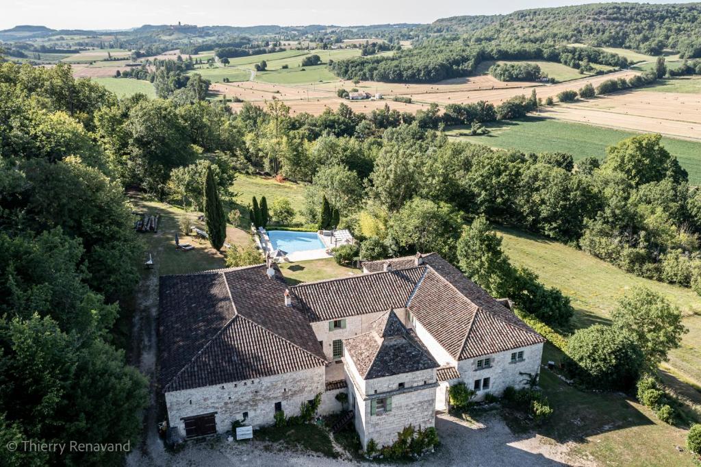 eine Luftansicht eines Hauses mit Pool in der Unterkunft MANOIR Le Moulinal47 - vue panoramique in Courbiac