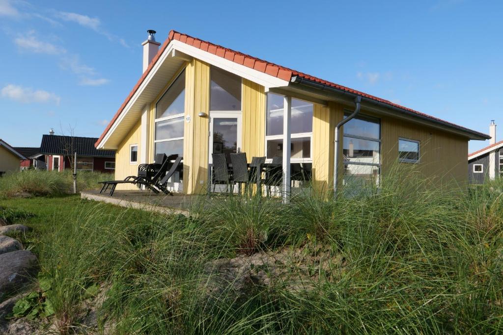 uma casa na praia com relva alta em Resort 2 Ocean Cottage A 133 em Grossenbrode