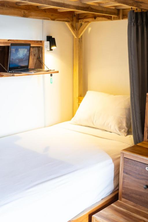 Surf & Party - Hostel Somewhere Else - 3