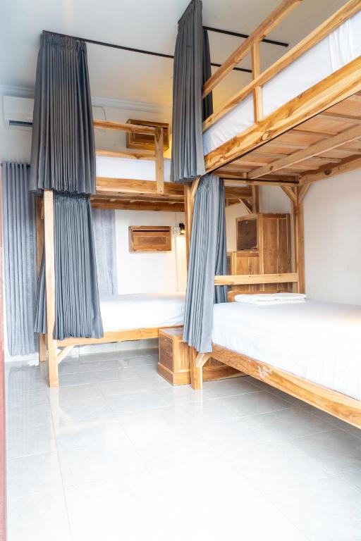 Surf & Party - Hostel Somewhere Else - 1