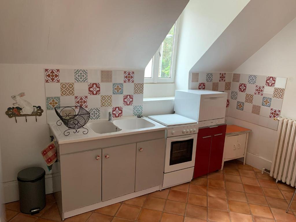 małą kuchnię ze zlewem i kuchenką w obiekcie maison delalonde Autun centre charmant meublé 5 places w mieście Autun