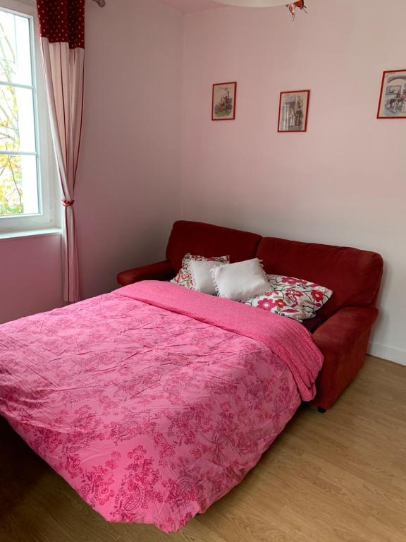 Łóżko lub łóżka w pokoju w obiekcie maison delalonde Autun centre charmant meublé 5 places