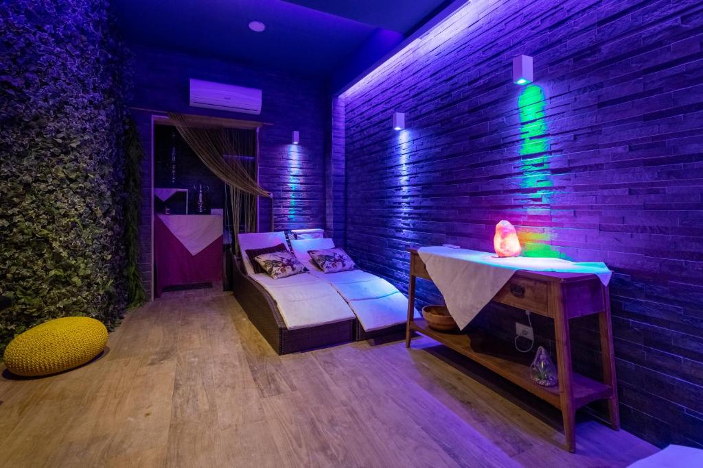 Pokój z łóżkiem, stołem i ceglaną ścianą w obiekcie Saija Apartment w mieście Pozzallo