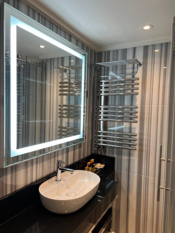 A bathroom at MANORS HOTEL