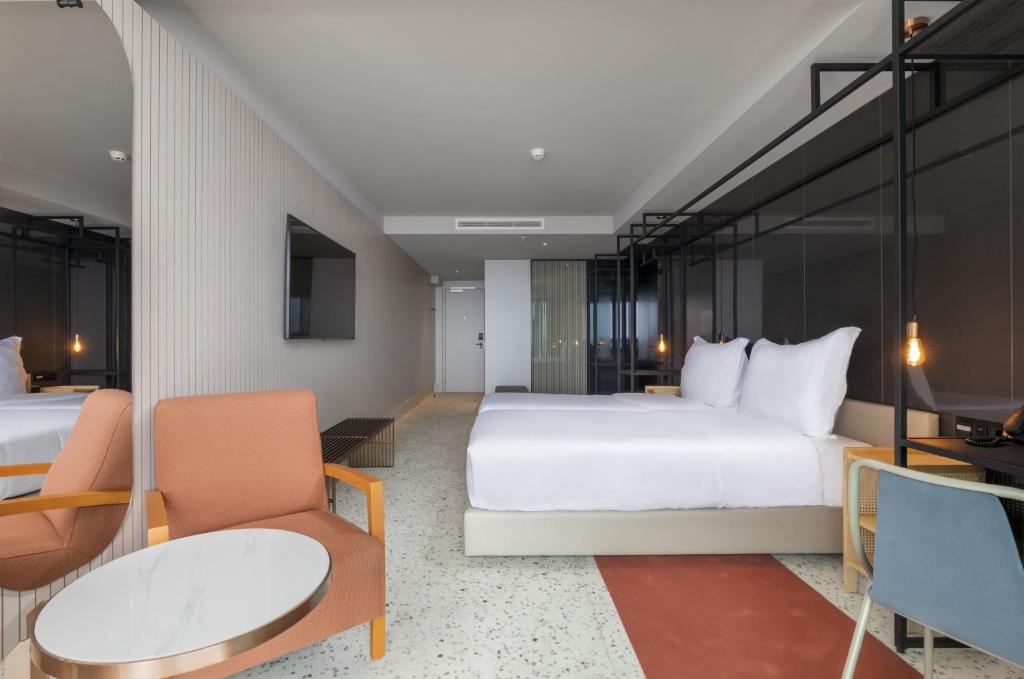 NEXT - by Savoy Signature - City Room