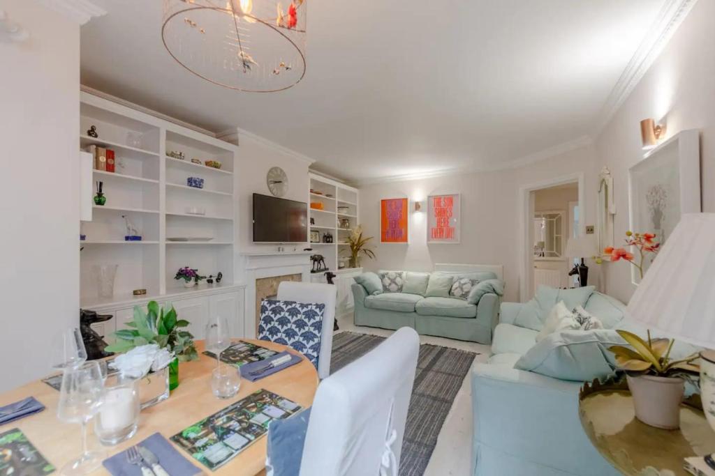a living room with a table and a couch at Spacious 2 Bedroom Flat in Wandsworth in London