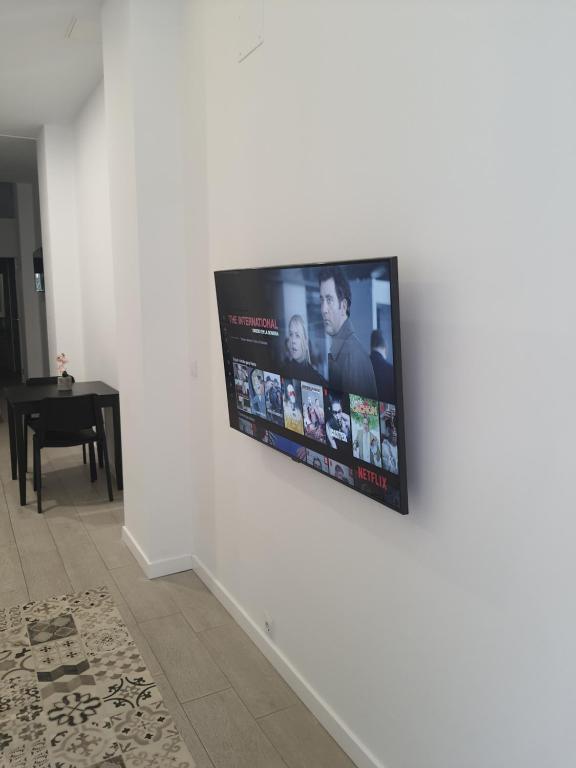 A television and/or entertainment centre at HERMOSO PISO a 3 min de la ESTACION DE BUS Y TREN AVE