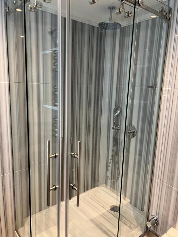 A bathroom at MANORS HOTEL