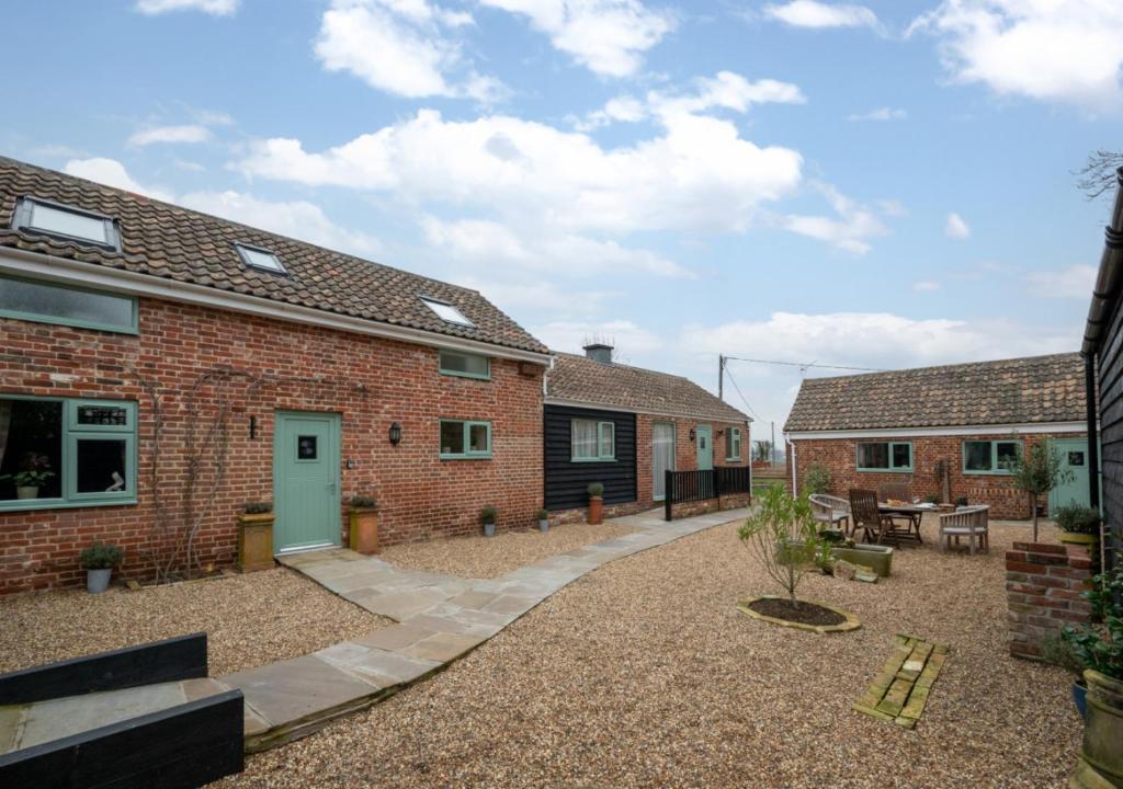 an image of the courtyard of a house at Ardley Cottages in Waldingfield