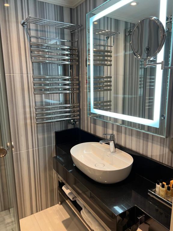 A bathroom at MANORS HOTEL