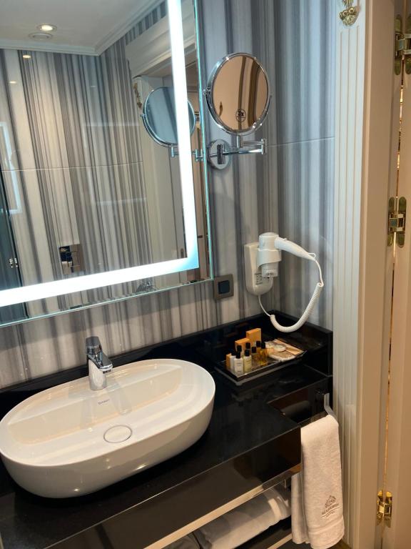 A bathroom at MANORS HOTEL