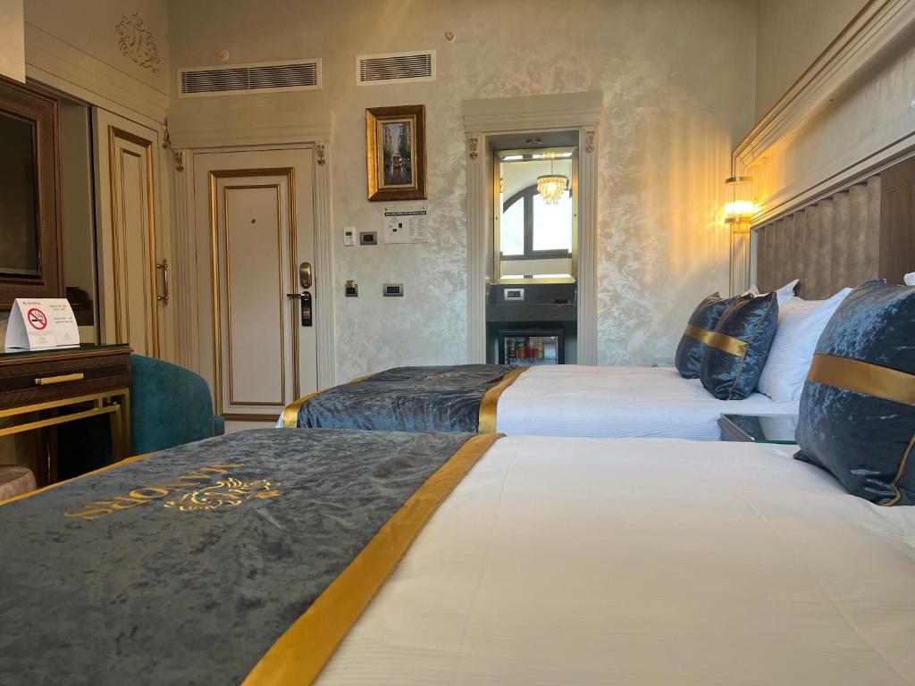 A bed or beds in a room at MANORS HOTEL