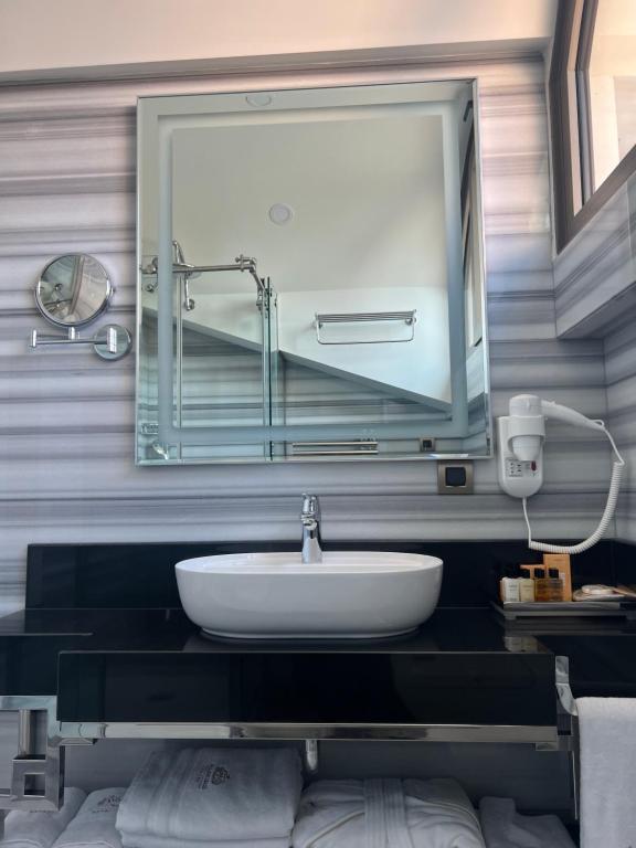 A bathroom at MANORS HOTEL