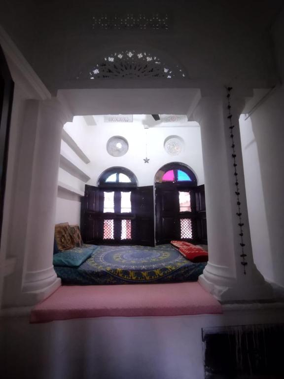 Postel nebo postele na pokoji v ubytování Shree Savitri Palace