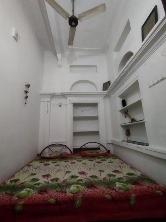 Postel nebo postele na pokoji v ubytování Shree Savitri Palace