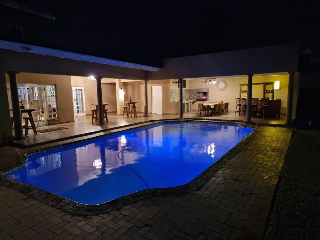 una gran piscina azul por la noche en Crayfish Creek Guest House, en Richards Bay