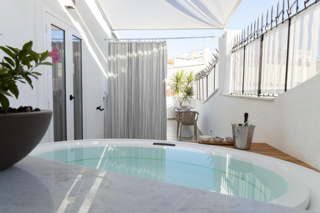 um quarto com piscina numa casa em Peonia Boutique Apartments em Palermo