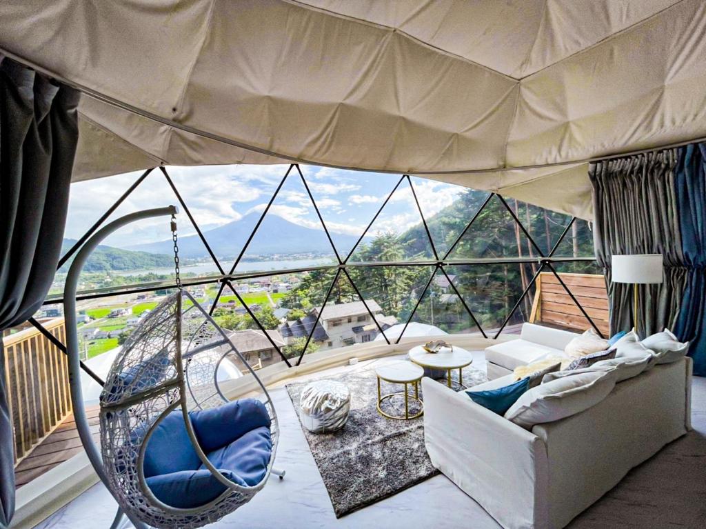Nespecifikovaný výhled na hory nebo výhled na hory při pohledu z luxury tent