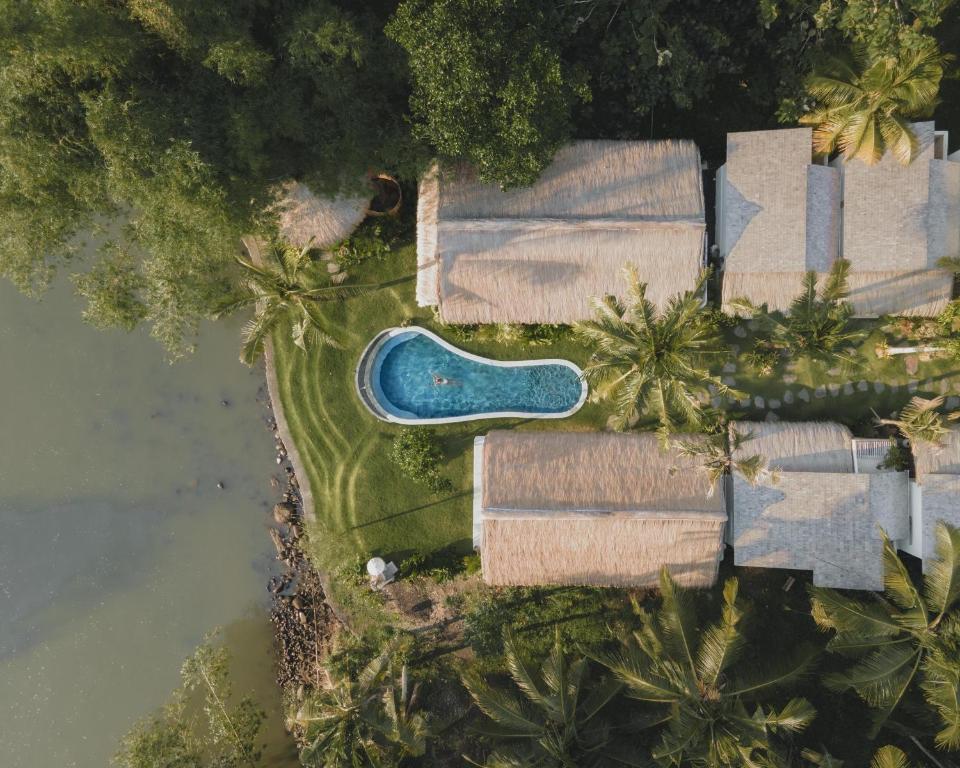 uma vista aérea de um resort com uma piscina em Yama Balian em Tabanan