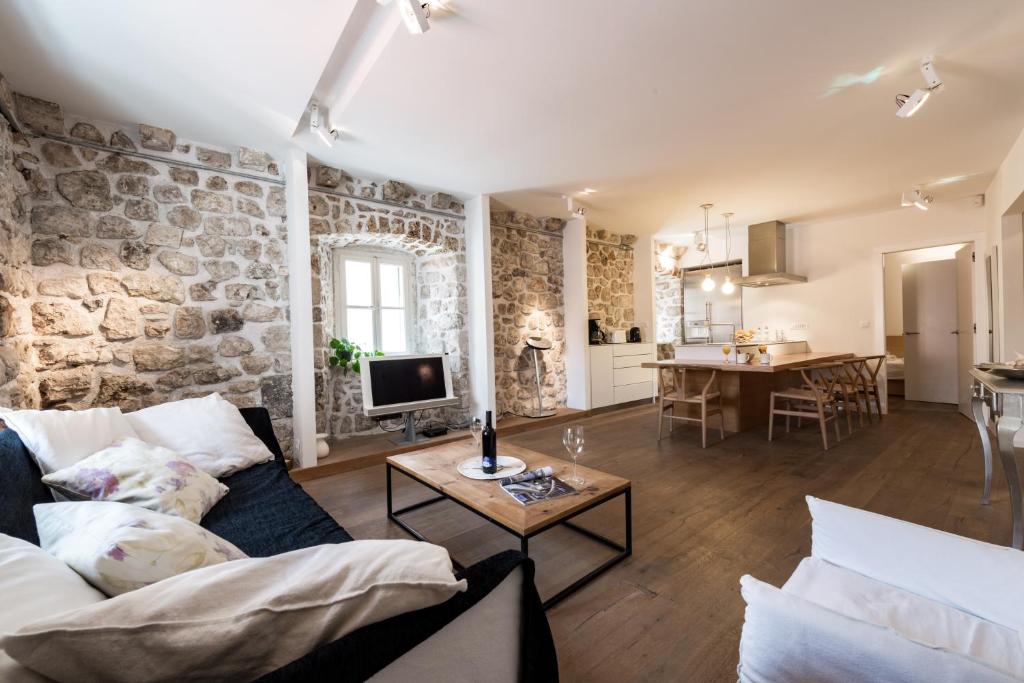 - un salon avec un canapé et une table dans l'établissement Apartment Time Old Town, à Dubrovnik