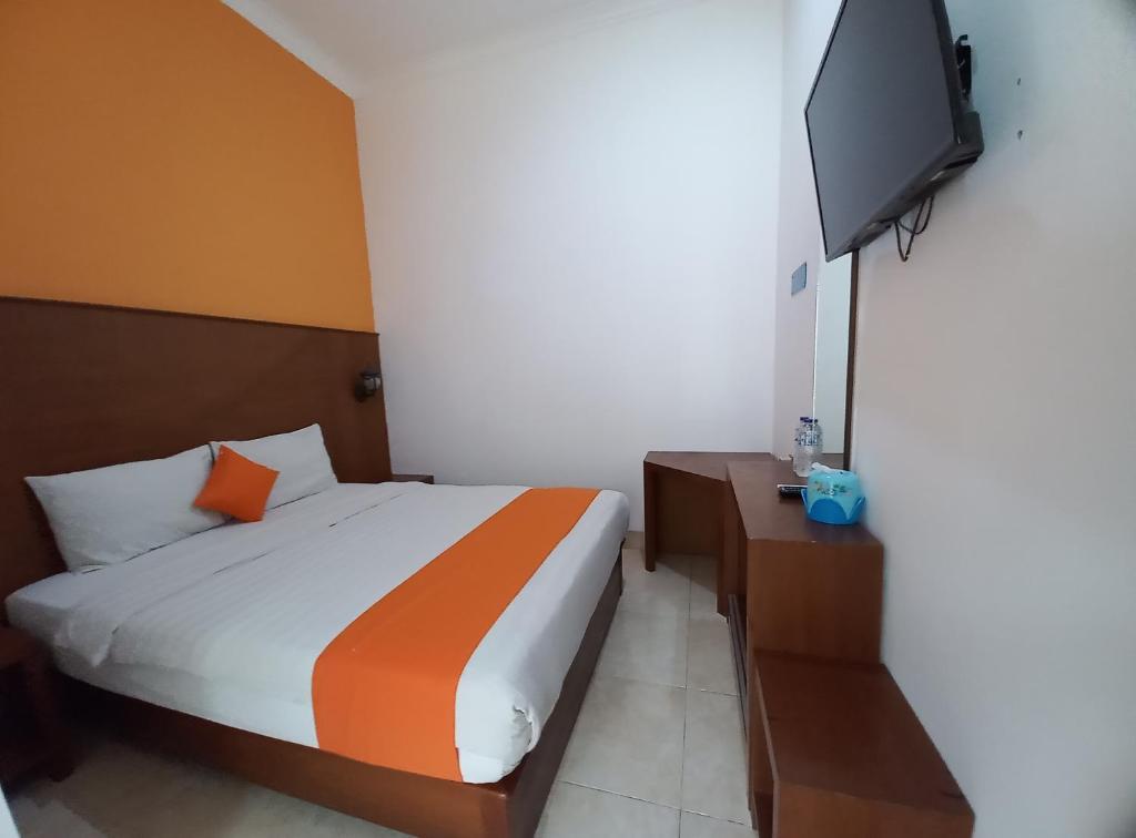 Postel nebo postele na pokoji v ubytování Hotel Poncowinatan - Tugu
