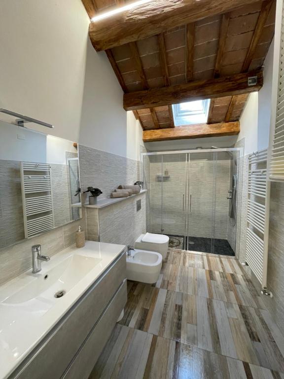 uma casa de banho com um lavatório, um WC e um chuveiro em Appartamento "IL PORTICO" A SOLI 8 CHILOMETRI DA IMOLA E 7 CHILOMETRI DA FAENZA em Castel Bolognese