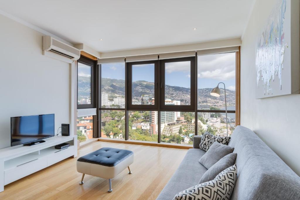 フンシャルにあるFunchal View Apartmentのリビングルーム(ソファ、大きな窓付)