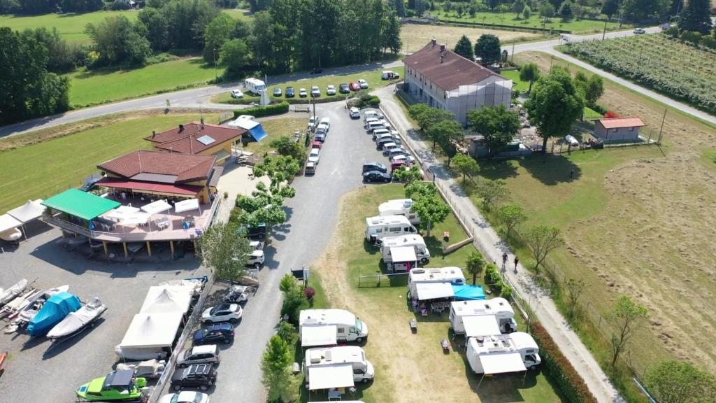 una vista aerea di un parcheggio con camion parcheggiati di Nautica Tarello - Casa Ena BeB a Viverone