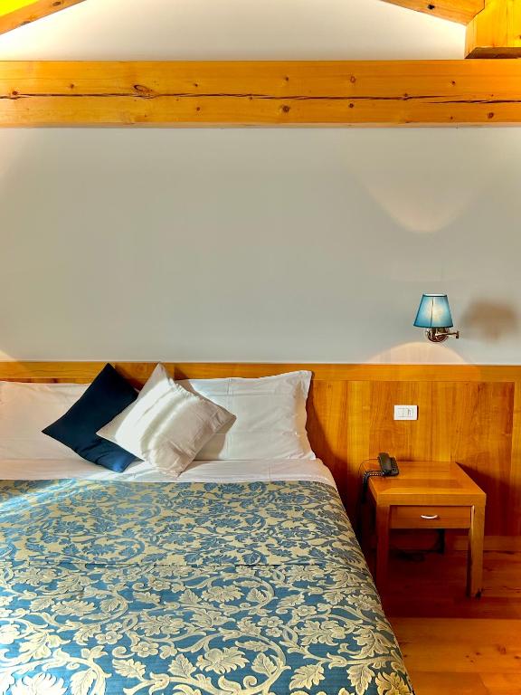 Postel nebo postele na pokoji v ubytování Hotel Due Torri Tempesta