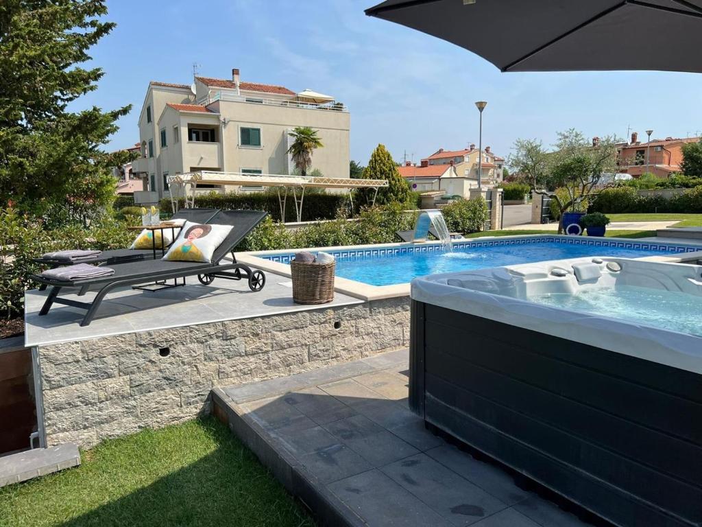 Bazén v ubytovaní Family Villa Mare for max 8 person with jacuzzi Kukci Poreč countryside alebo v jeho blízkosti