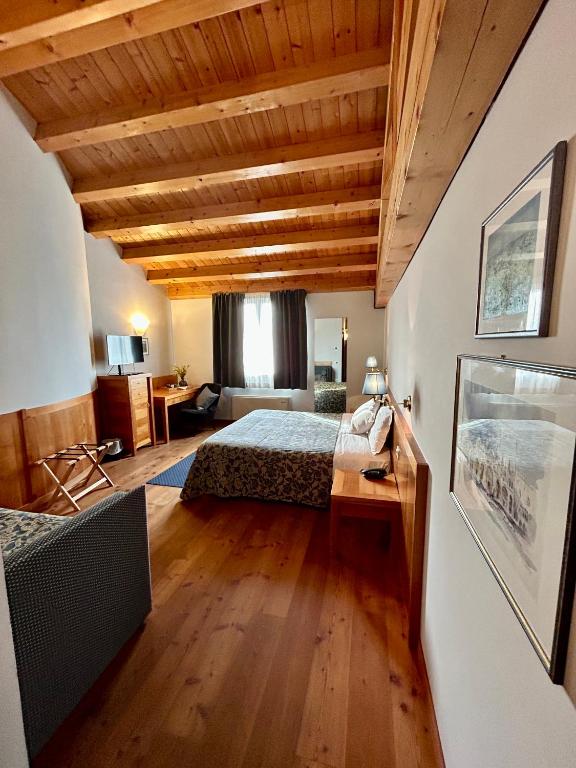 Postel nebo postele na pokoji v ubytování Hotel Due Torri Tempesta