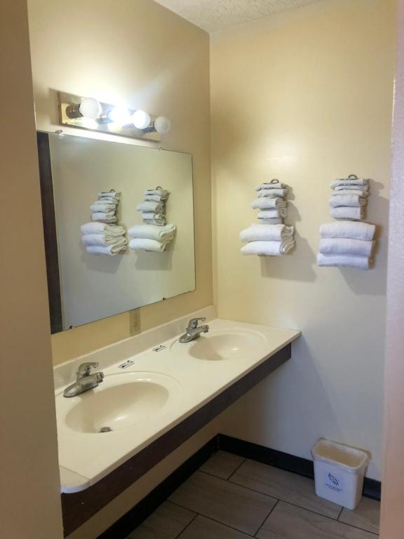 Motel Boutique by Wolf Inn - Economy Triple Room